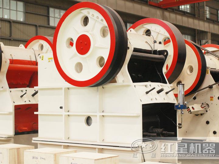 大型液壓鄂式破碎機，過載保護避免設(shè)備損壞