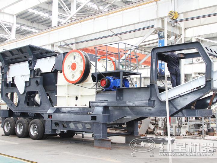 小型移動顎式破碎車集給料、破碎、傳輸為一體